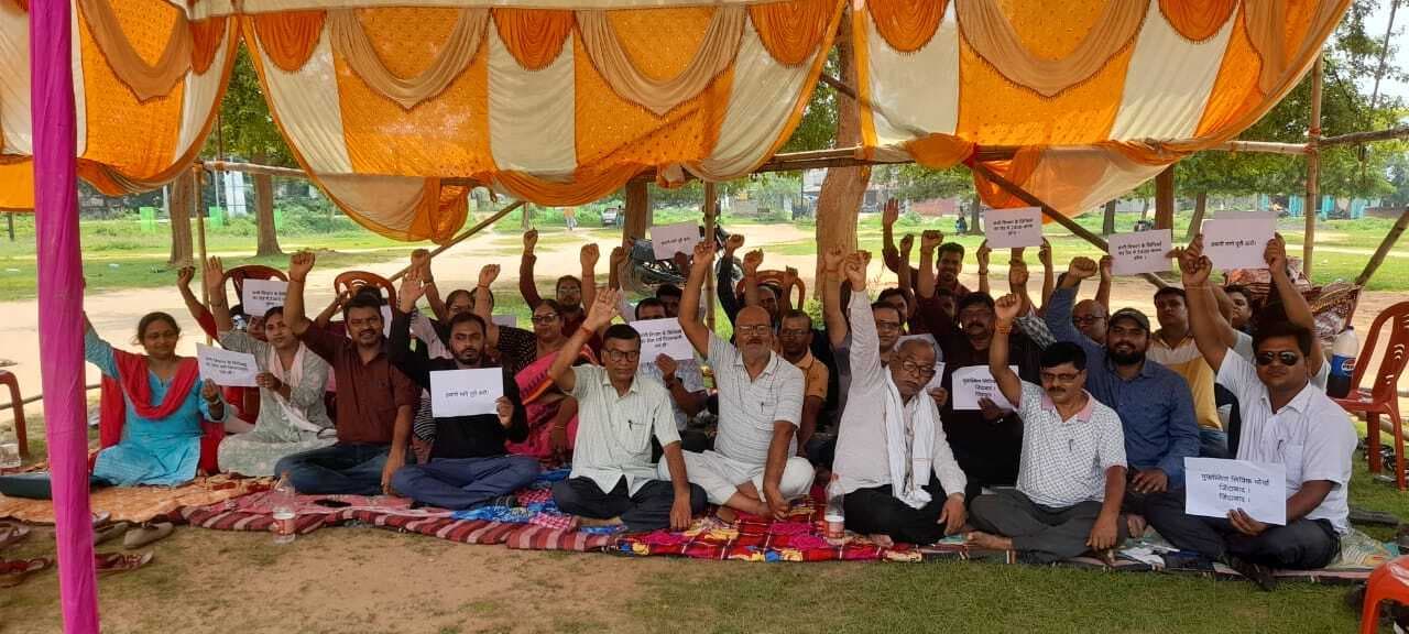 निम्न व उच्चवर्गीय लिपिकों के पदों का एकीकरण कर ग्रेड पे 2400 करे सरकार