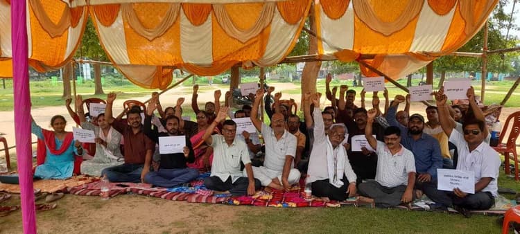 निम्न व उच्चवर्गीय लिपिकों के पदों का एकीकरण कर ग्रेड पे 2400 करे सरकार