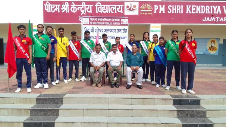 पीएम श्री विद्यालय के विद्यार्थियों को दिया गया बैज