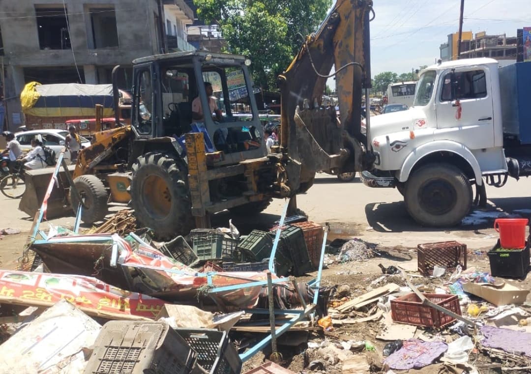छतौनी में सड़क व नाला अतिक्रमणकारियों पर चला बुलडोजर