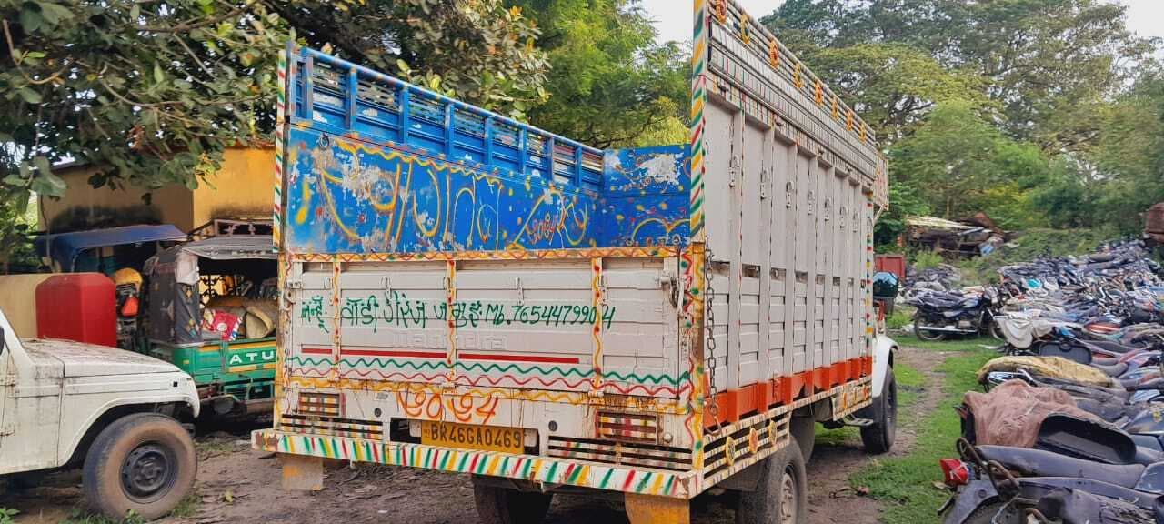 मवेशी लोड वाहन जब्त, चालक सहित दो गिरफ्तार