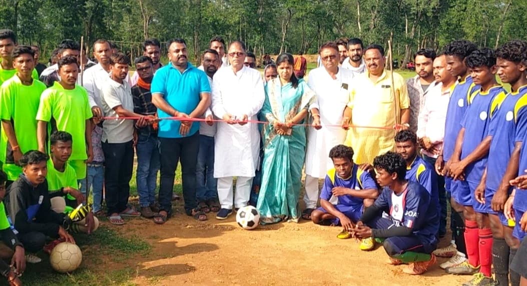 बड़कीटांड़ गांव में फुटबॉल टूर्नामेंट का उदघाटन