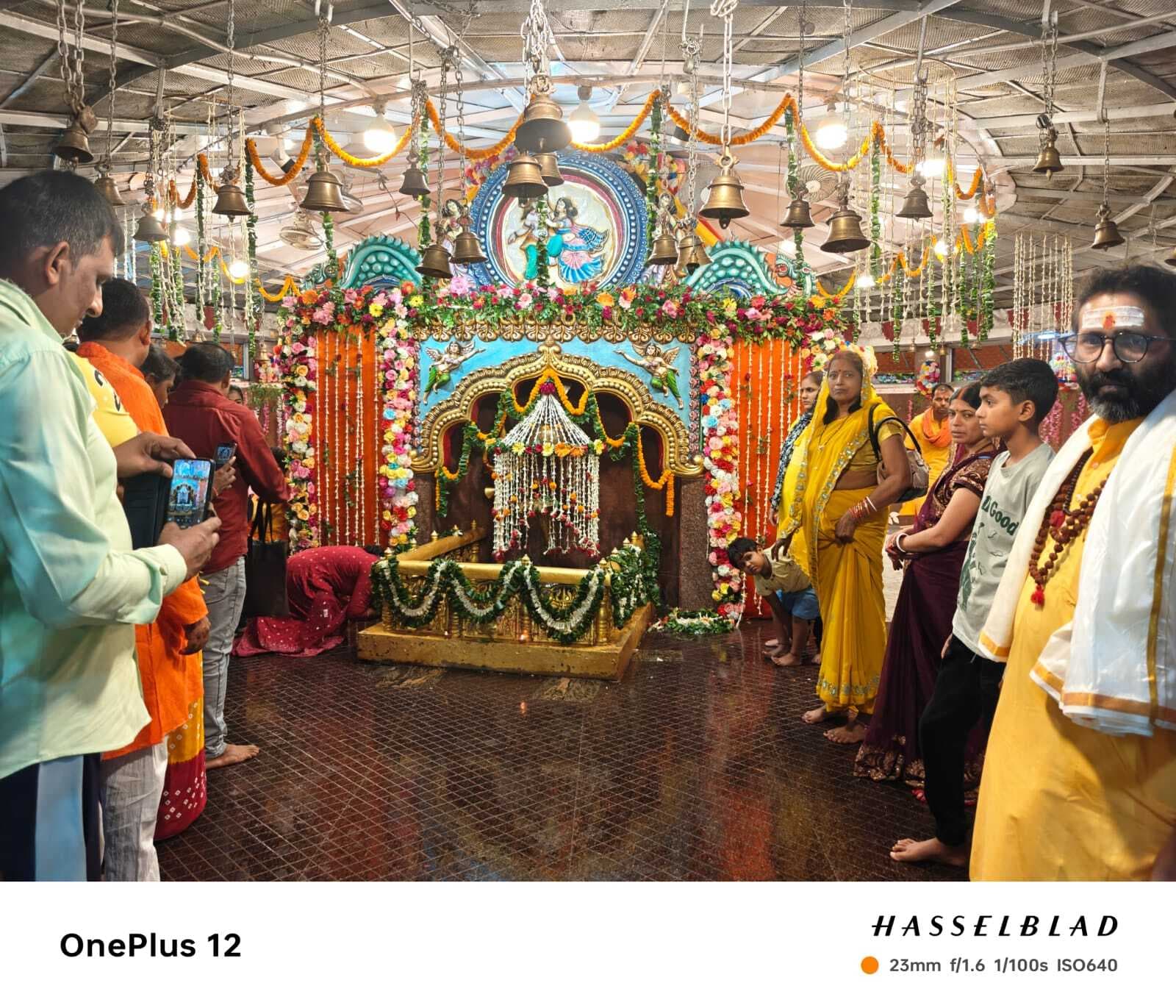 आम्रेश्वर धाम में श्रद्धालुओं की उमड़ी भीड़