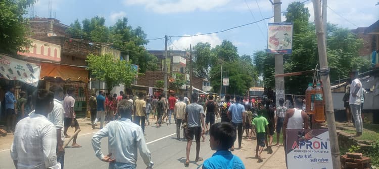 प्राथमिकी में हल्की धाराएं लगाने का आरोप लगाकर ग्रामीणों ने किया हंगामा