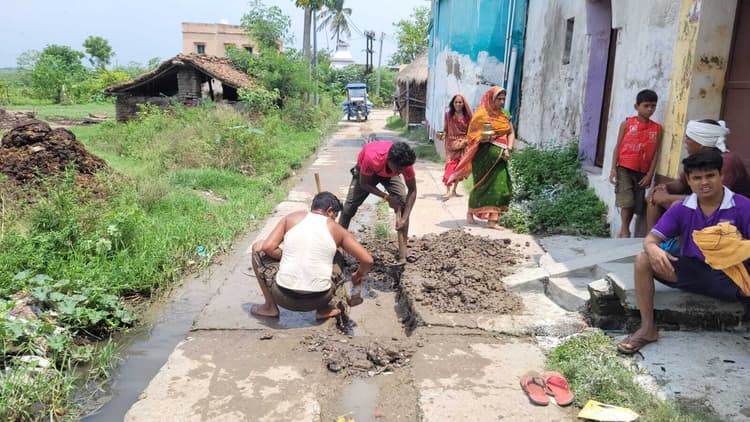 Lakhisarai News : नौमा में फटे पाइप की करायी मरम्मत, आ रहा था गंदा पानी