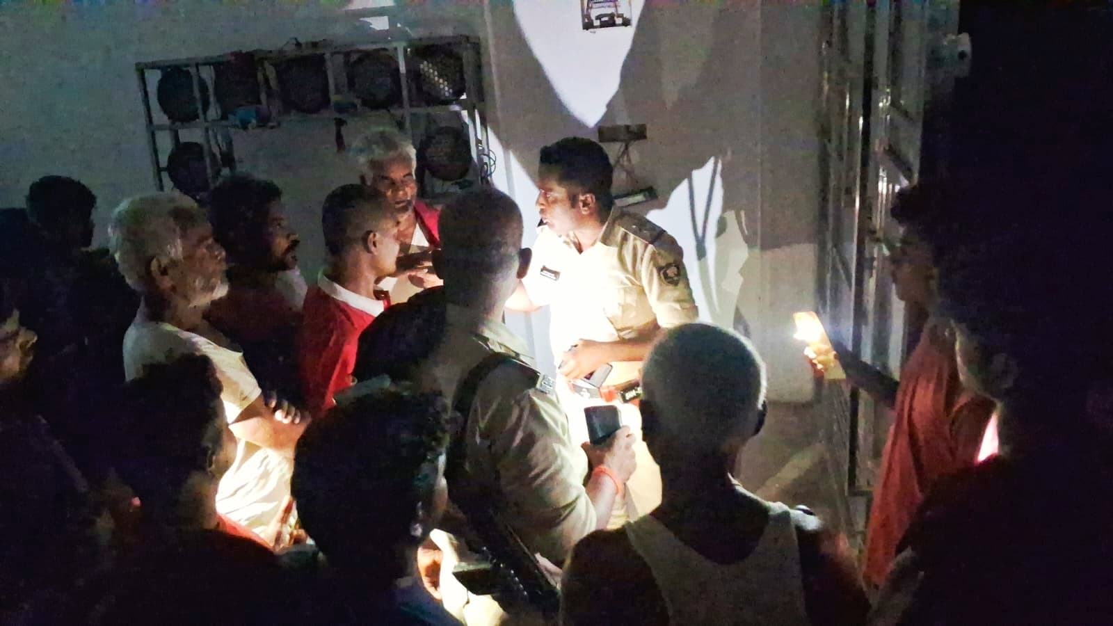 लाखों रुपये के साउंड सिस्टम व टेंट के सामान की चोरी