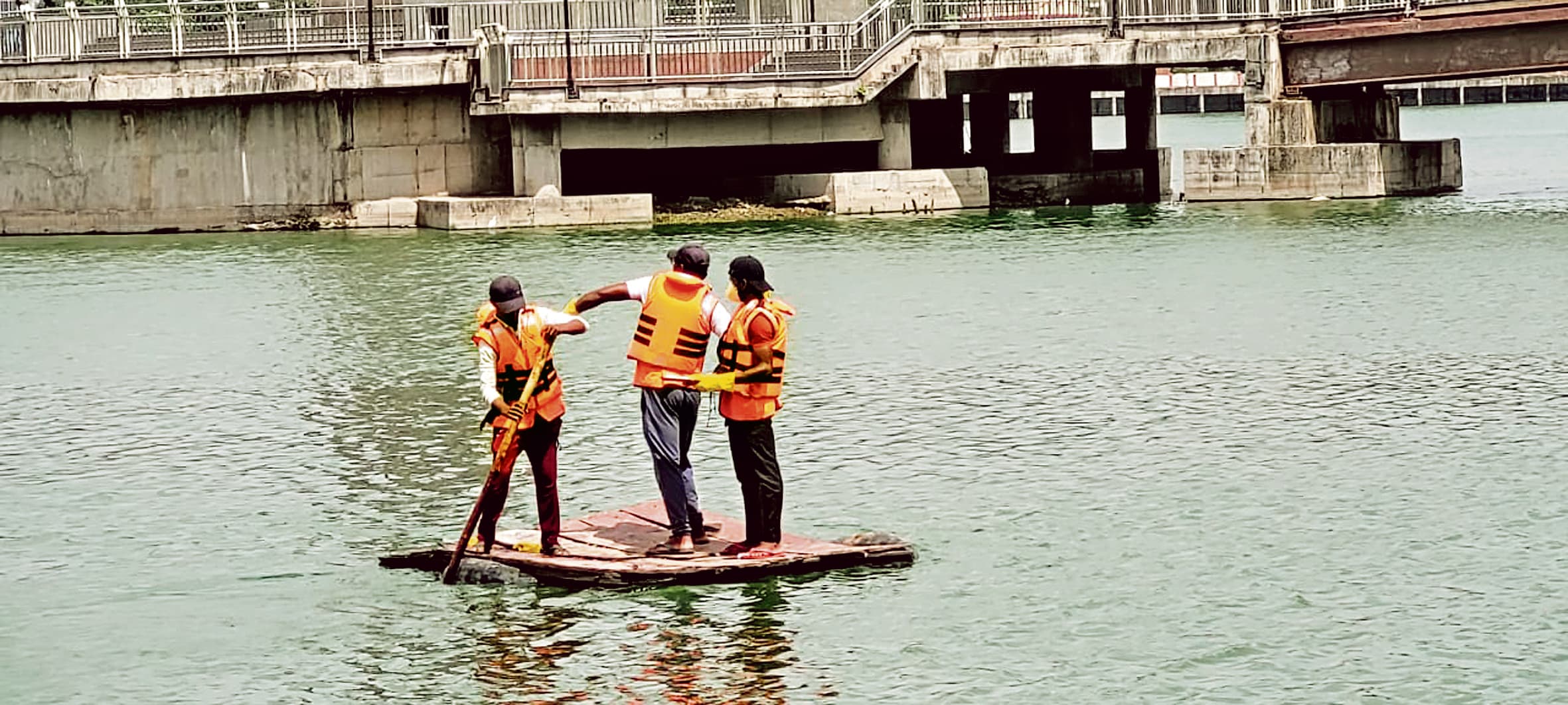 Ranchi news : बड़ा तालाब में फिर डाले गये आठ हजार ई-बॉल, पानी से दुर्गंध आना हुआ कम