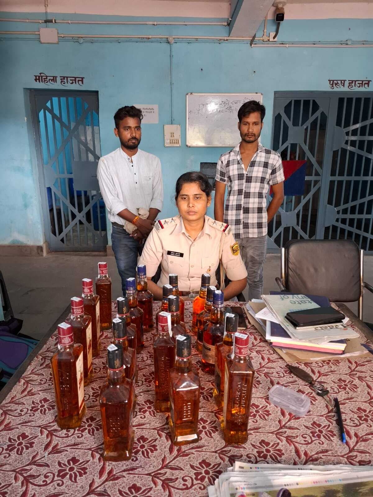 19 बोतल विदेशी शराब के साथ दो तस्कर गिरफ्तार