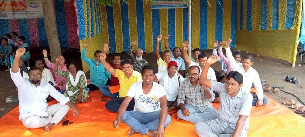 मनरेगा कर्मचारी 15वें दिन भी रहे हड़ताल पर