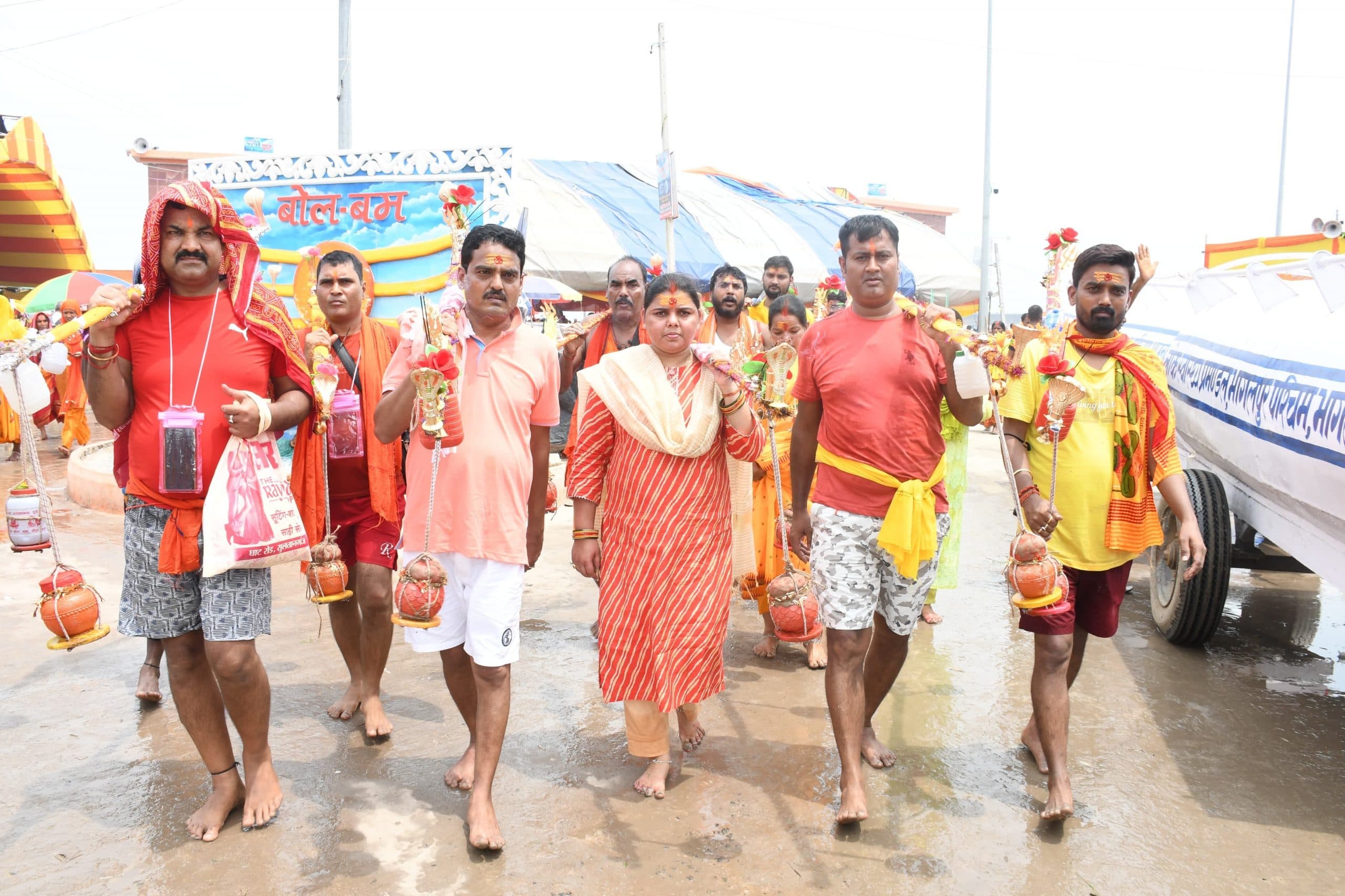 महापौर ने शुरू की देवघर की पैदल कांवर यात्रा