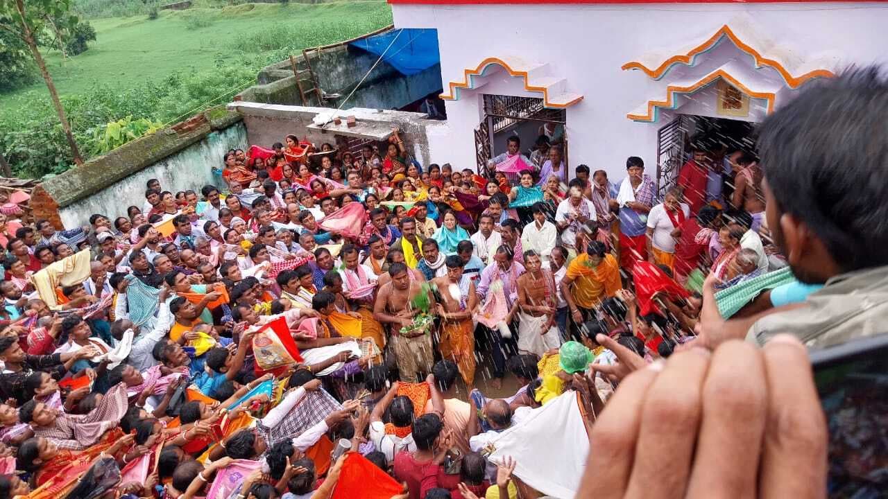 बाघमारा गांव में बाबा दुबे की धूमधाम से हुई वार्षिक पूजा