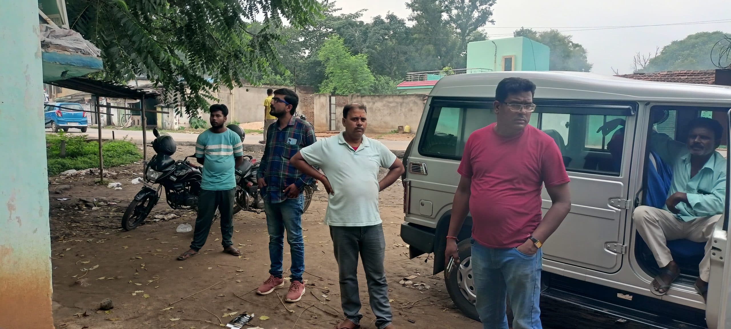 शराब दुकान में सेंधमारी कर हजारों की चोरी, शराब की बोतलें लेकर भागे चोर