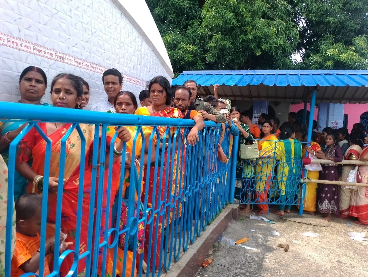 श्रद्धालुओं ने सावन की तीसरी भगवान भोलेनाथ का जलाभिषेक कर लिया आशीर्वाद