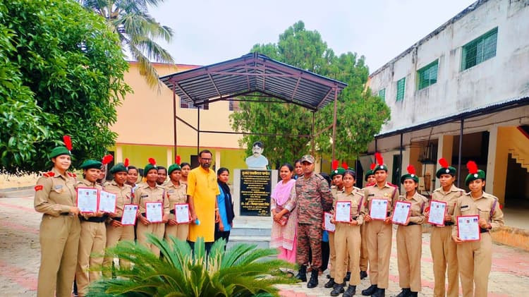 केकेएम कॉलेज की 25 छात्राओं को मिला एनसीसी-बी सर्टिफिकेट
