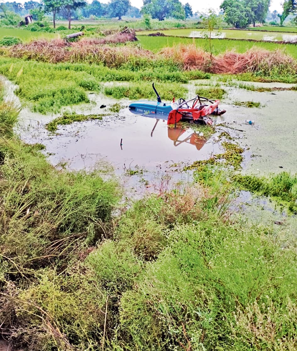 ट्रैक्टर पलटने से किसान की मौत, ड्राइवर भर्ती