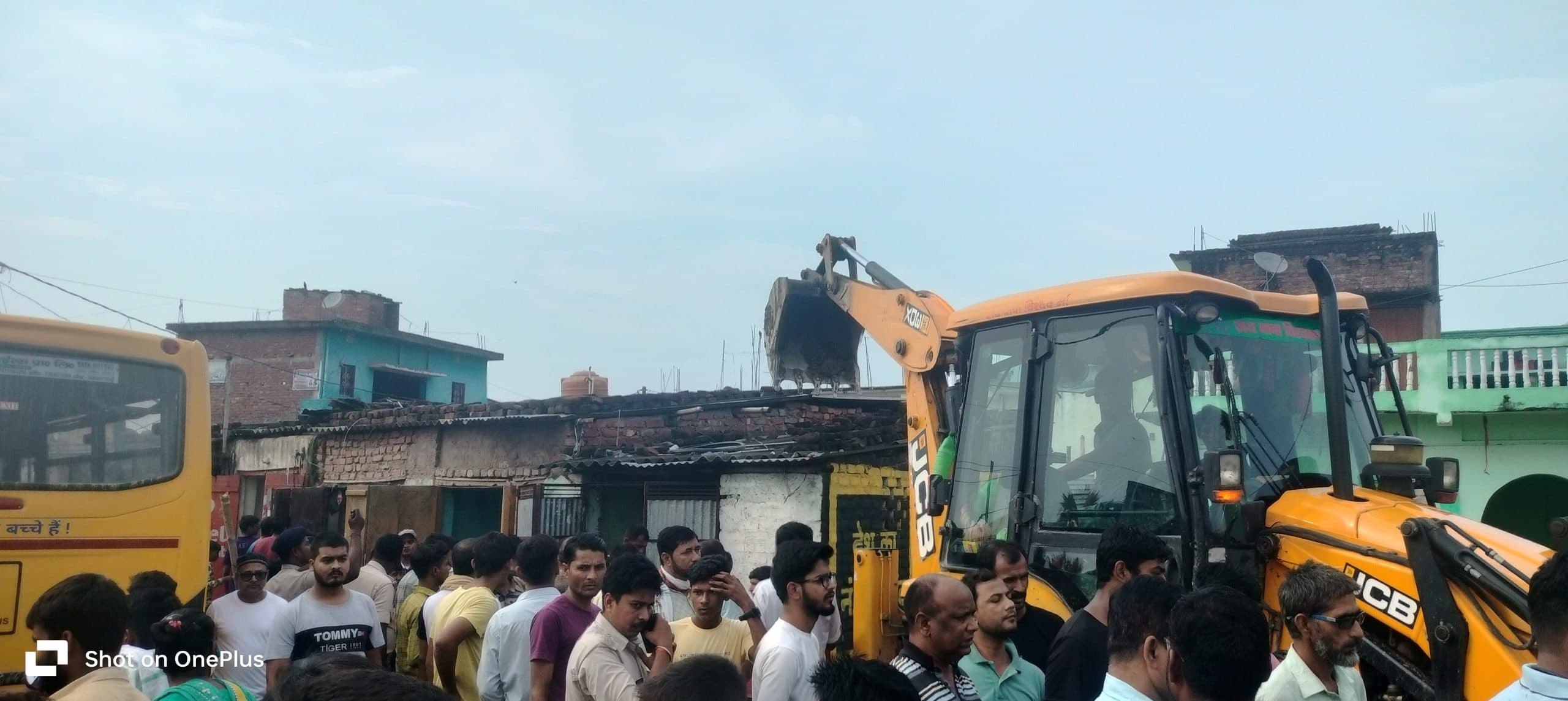 सड़क निर्माण में बाधा बन रहे अस्थायी अतिक्रमण पर चला बुलडोजर