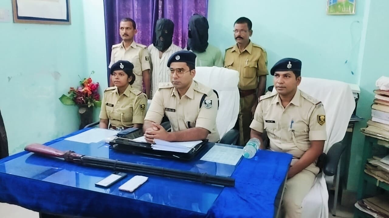 लूट मामले में दो अपराधी हथियार के साथ गिरफ्तार