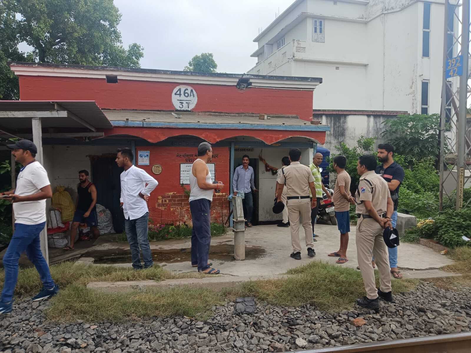 गेटमैन ने नहीं उठाया फाटक, तो मारपीट कर किया घायल