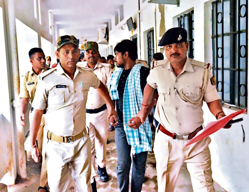 कोर्ट से भाग कर घर पहुंचा बंदी, मां ने वापस लाकर किया पुलिस के हवाले