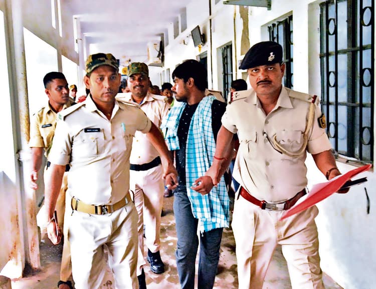 कोर्ट से भाग कर घर पहुंचा बंदी, मां ने वापस लाकर किया पुलिस के हवाले