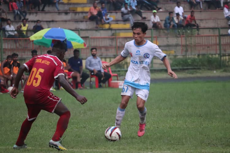 खराब रोशनी के कारण प्रीमियर डिवीजन का सेमीफाइनल मैच रूका