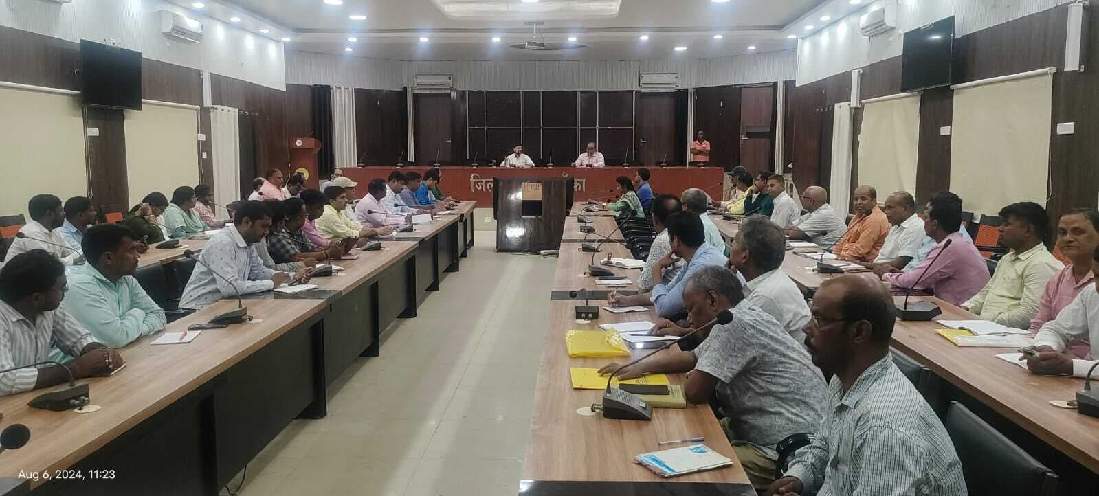 District Agricultural Task Force Meeting: धनरोपनी की रिपोर्ट पर नाराज हुए डीएम, एक समन्वयक का रोका वेतन