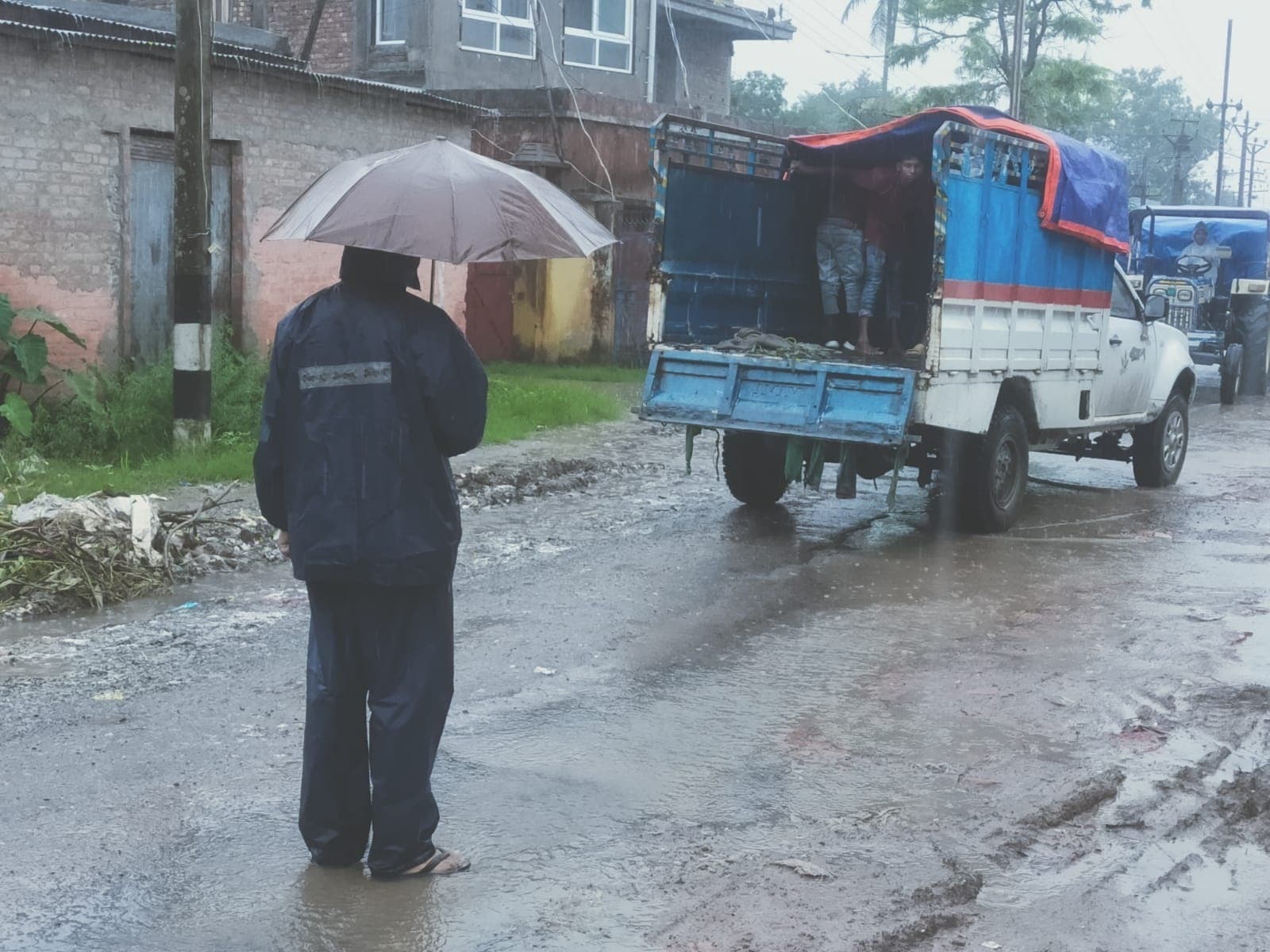 पूरी रात झमाझम बारिश, दिन में उमस से बढ़ी परेशानी