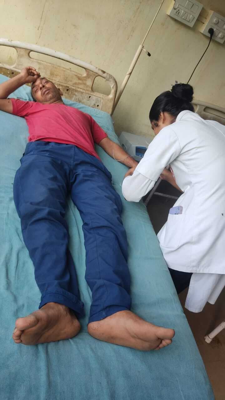 तीन दिन से भूखे-प्यासे बैठे अनुकंपा आश्रितों की बिगड़ी हालत, एक पहुंचा अस्पताल