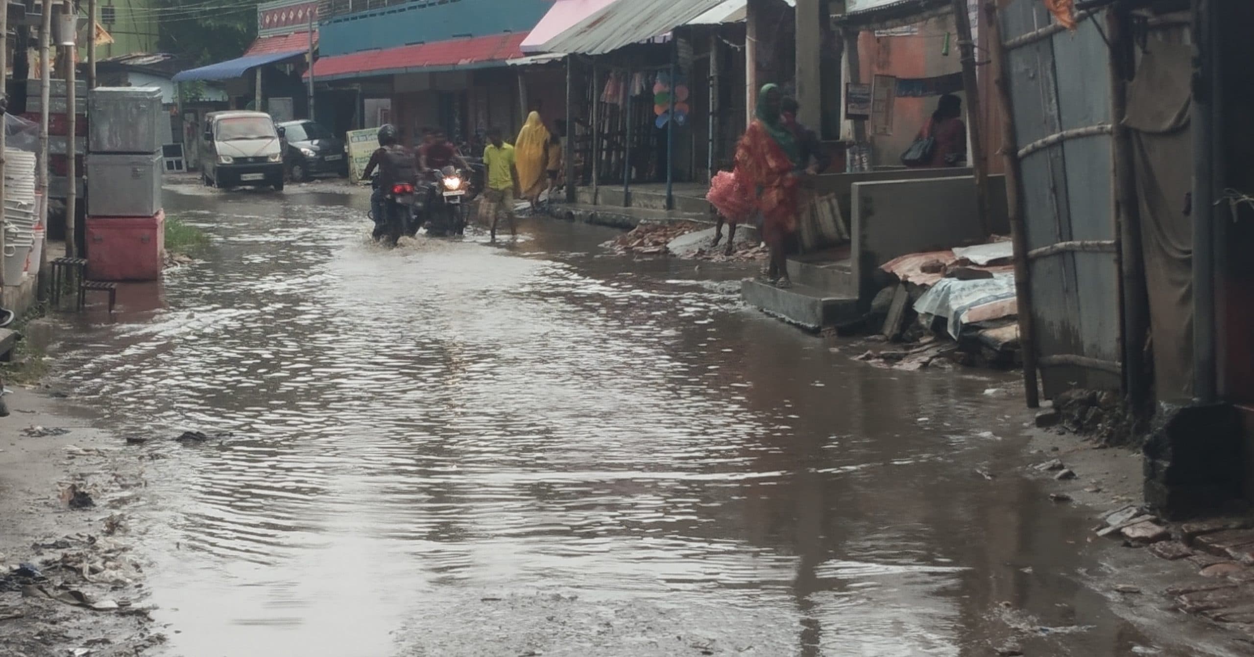 हल्की बारिश में ही बाजार की हालत हो गयी नारकीय
