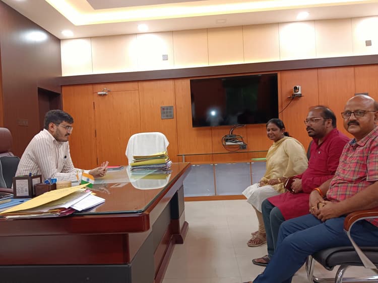 अनियमित बिजली आपूर्ति को लेकर डीएम से पूर्व विधायक मिली