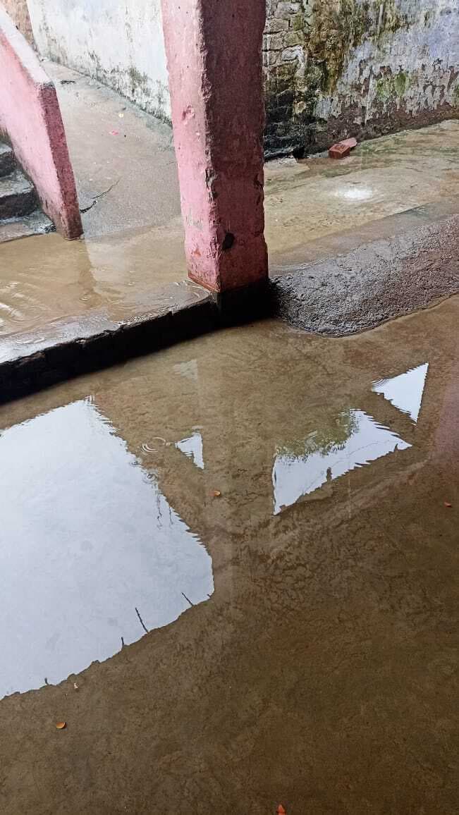 विद्यालय परिसर में जलजमाव से छात्र-छात्राओं को हो रही परेशानी