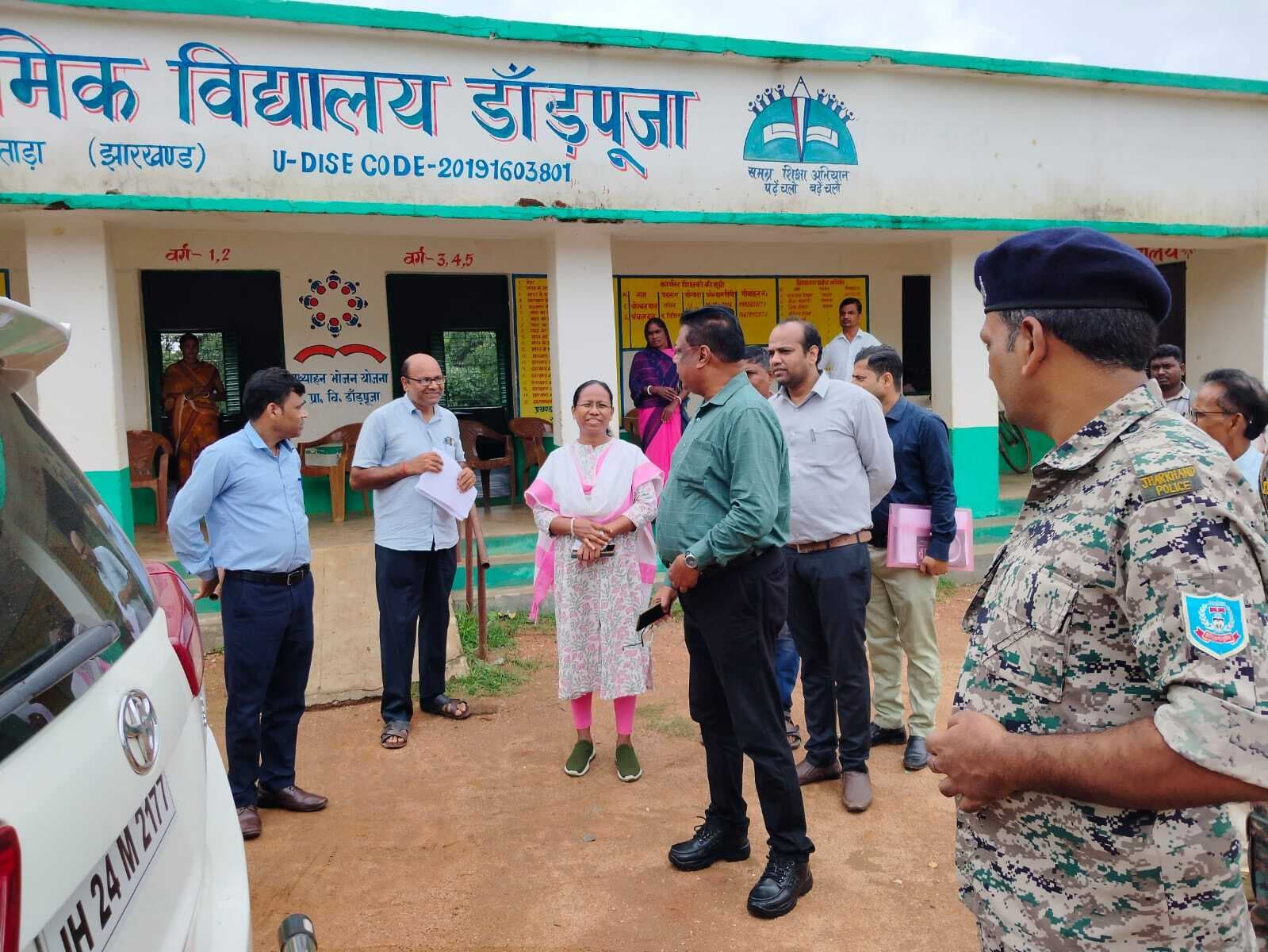 आयुक्त ने नाला के बूथों का किया निरीक्षण, मतदाता पुनरीक्षण कार्यों का लिया जायजा