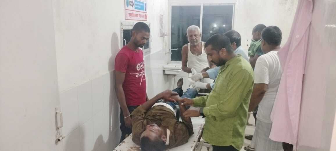 दो बाइकों की टक्कर में तीन बच्चे सहित आठ लोग जख्मी