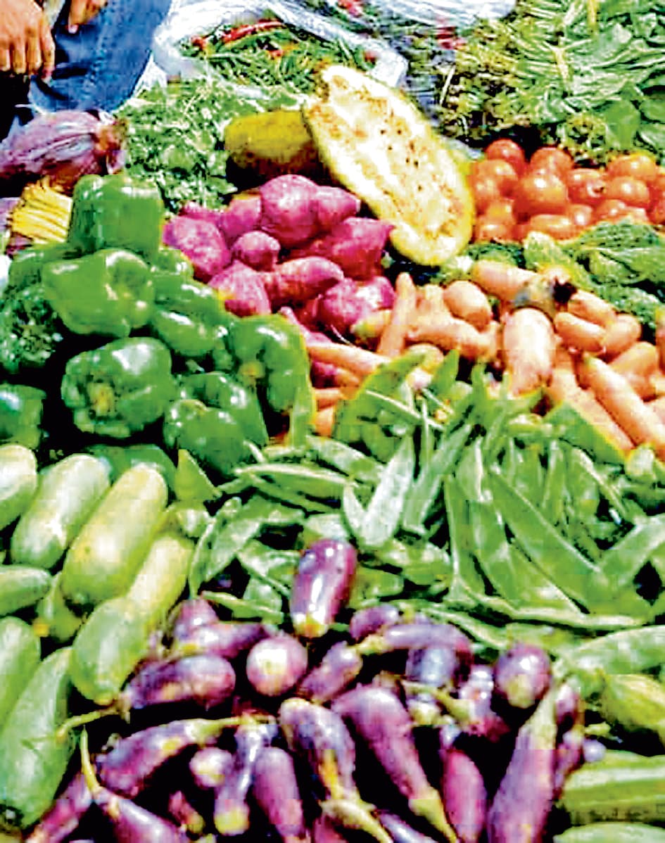 एक ही मार्केट की दुकानों में अलग अलग दर सुनकर भड़क गयी टीम