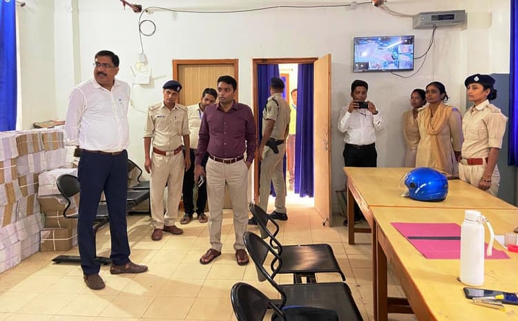 डीएम ने मद्यनिषेध कार्यालय का किया निरीक्षण, दिये आवश्यक दिशा-निर्देश