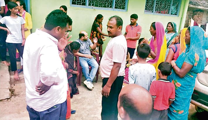 Hazaribagh Health News : बरकट्ठा में मुखिया समेत 200 बीमार, एक की हुई मौत