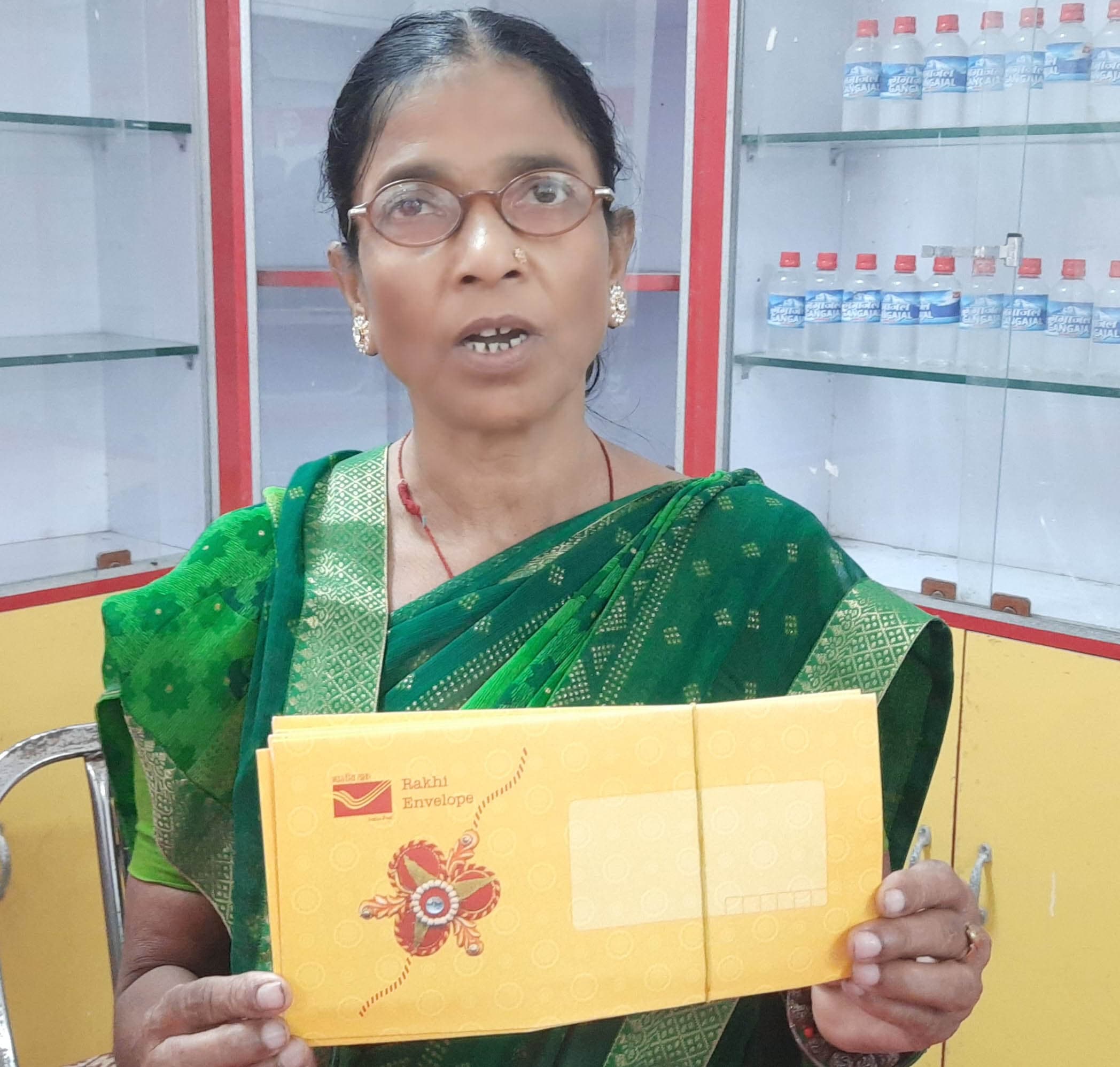 भाइयों के लिए वाटर प्रूफ लिफाफे में राखियां भेज रहीं बहनें