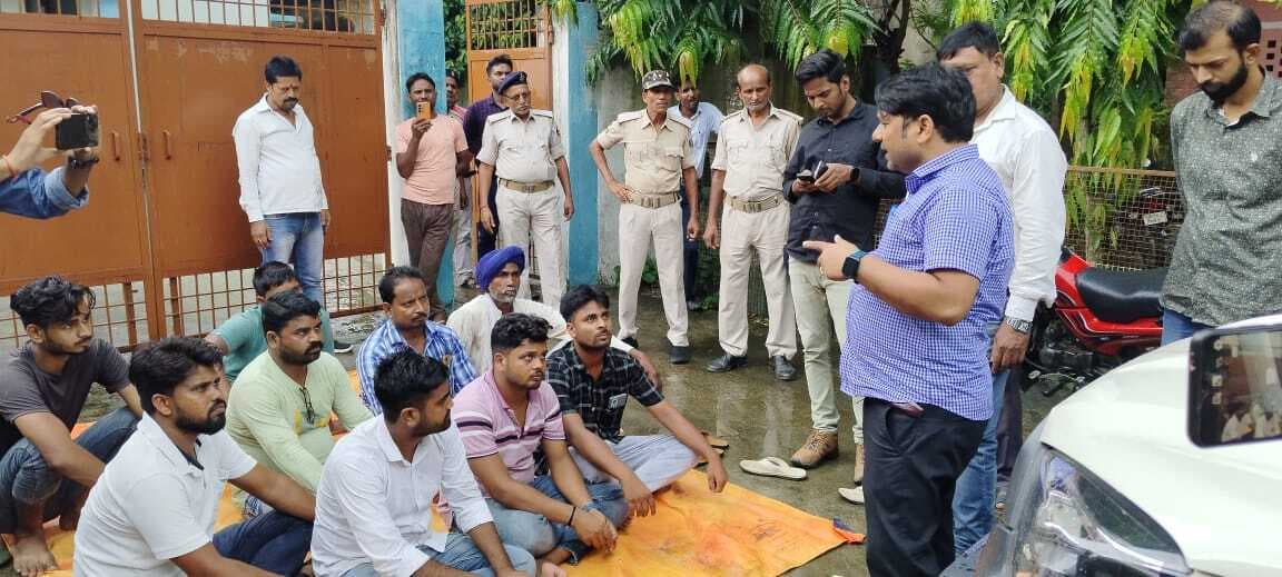 बिजली बाधित रहने पर दिया धरना, विभाग ने मांगी दो दिन की मोहलत