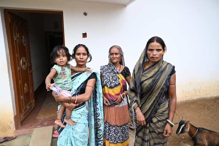 Deoghar News: मारपीट कर लूट लिये जेवरात व रुपये, डेढ़ साल के बच्चे का भी फोड़ दिया सिर