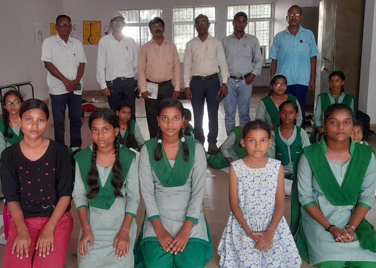 भाषण प्रतियोगिता में एलिना, गीता व शैली ने मारी बाजी