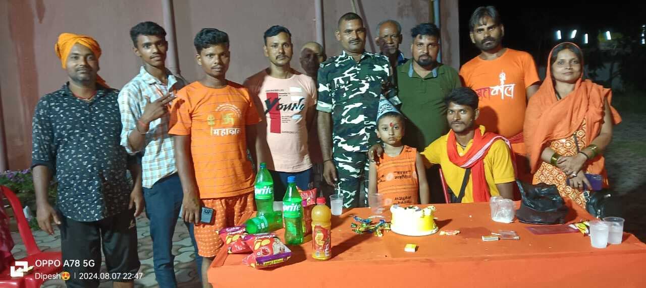 जिलेबिया मोड़ स्थित मार्गीय सुविधा में बालक कांवरिया का मना बर्थ-डे