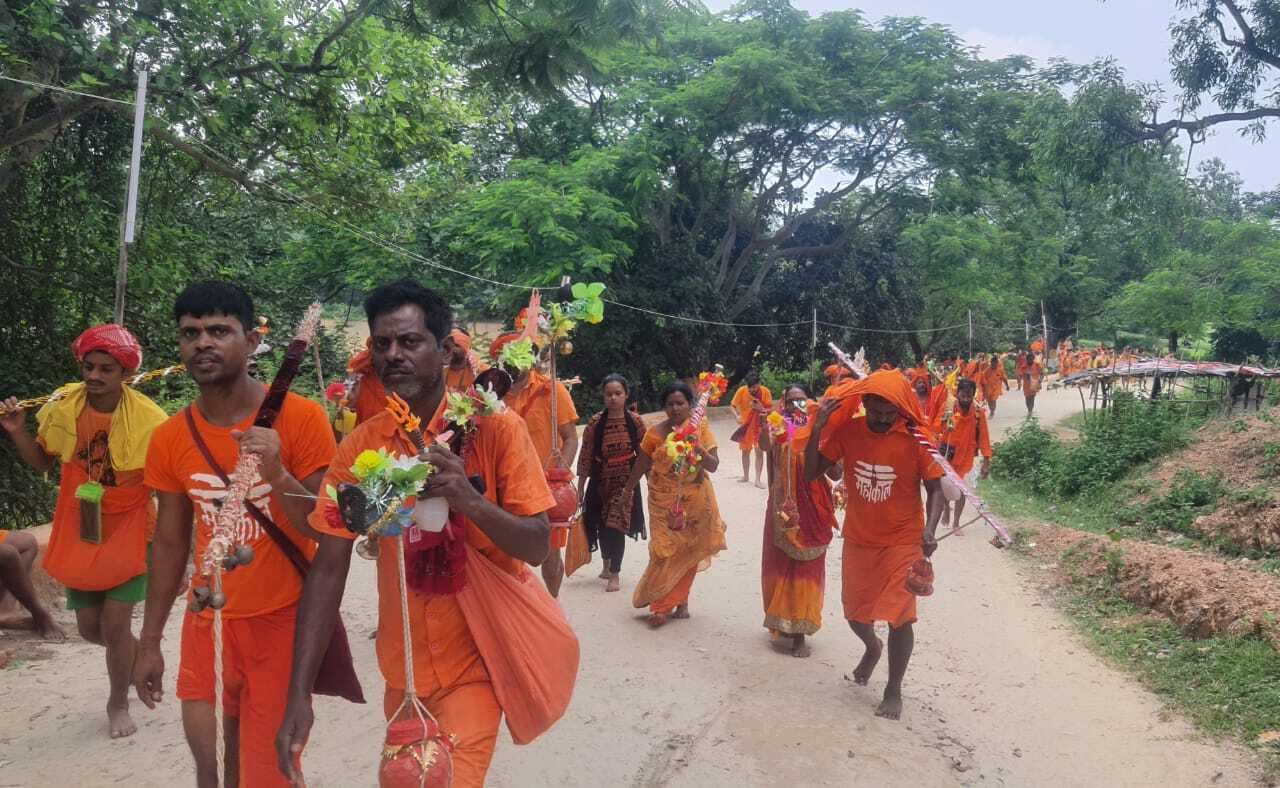 श्रावणी मेला के 18वें दिन भी बाबा की डगर पर कतारबद्ध चल रहे कांवरिये
