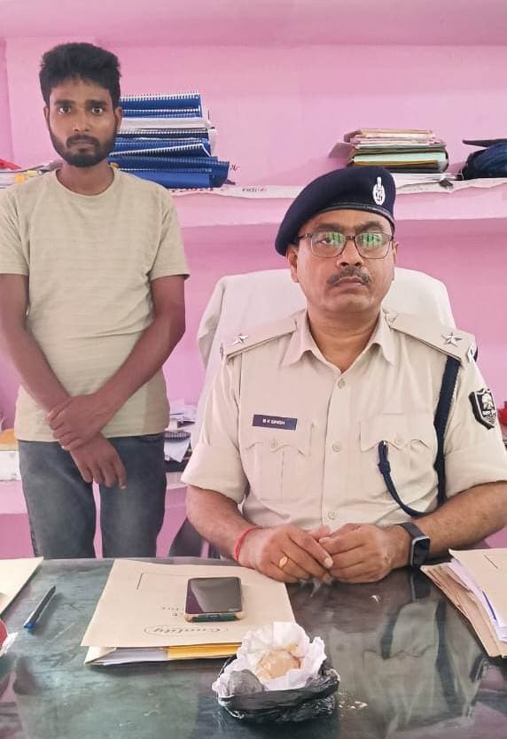 डिलीवरी देने आया युवक ब्राउन शुगर व चरस के साथ गिरफ्तार