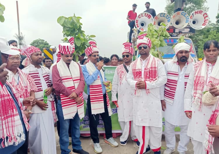 मांडर में विश्व आदिवासी दिवस पर निकली प्रभातफेरी