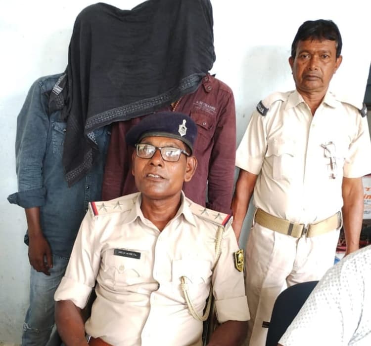 गुरुआ के पबरा गांव में चोरी करते दो धराये