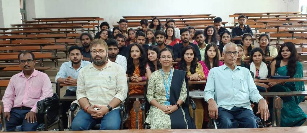 डीजे कॉलेज में अंग्रेजी पीजी सेमेस्टर-4 के विद्यार्थियों को दी गयी विदाई