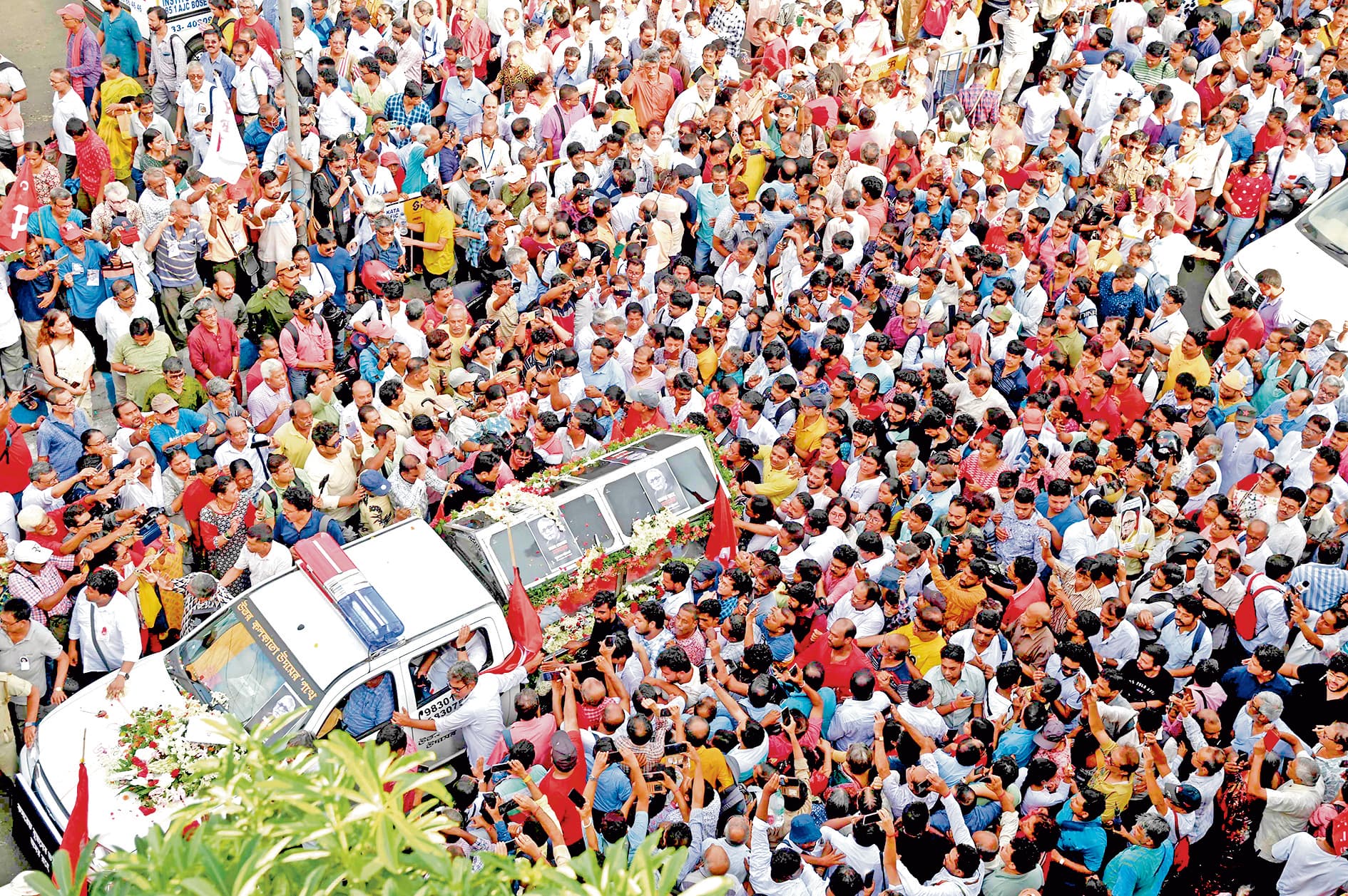 नम आंखों से पूर्व मुख्यमंत्री बुद्धदेव भट्टाचार्य को दी गयी अंतिम विदाई