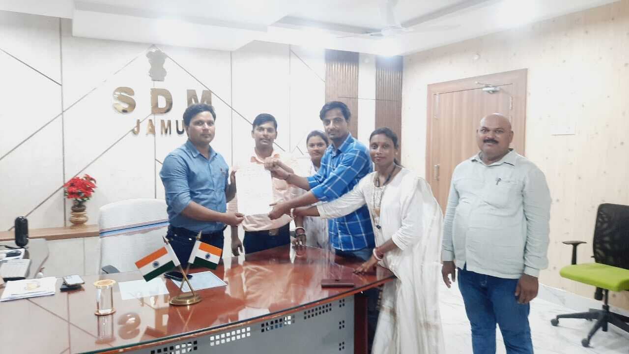 एनएचएम कर्मियों ने किया प्रदर्शन, एसडीओ को सौंपा ज्ञापन