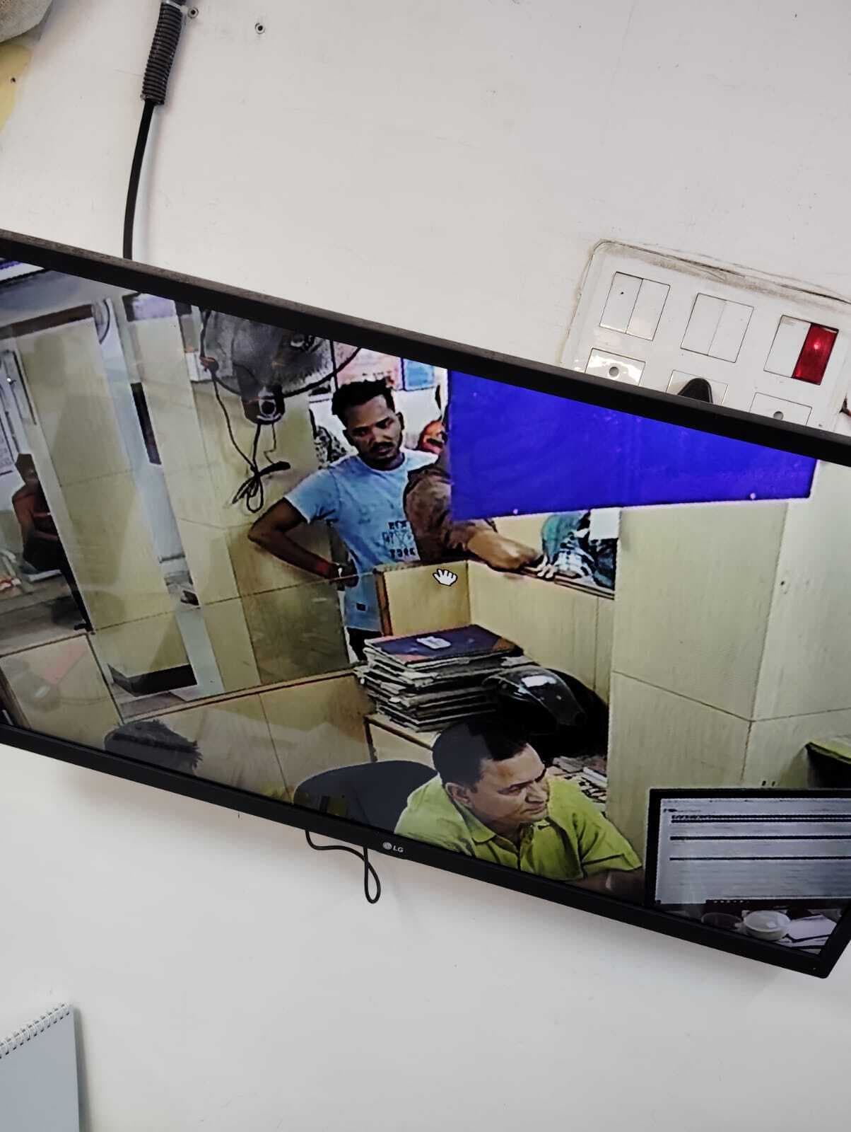 महिला ने बैंक से निकाले एक लाख रुपये, बदमाश झपट कर हुए फरार