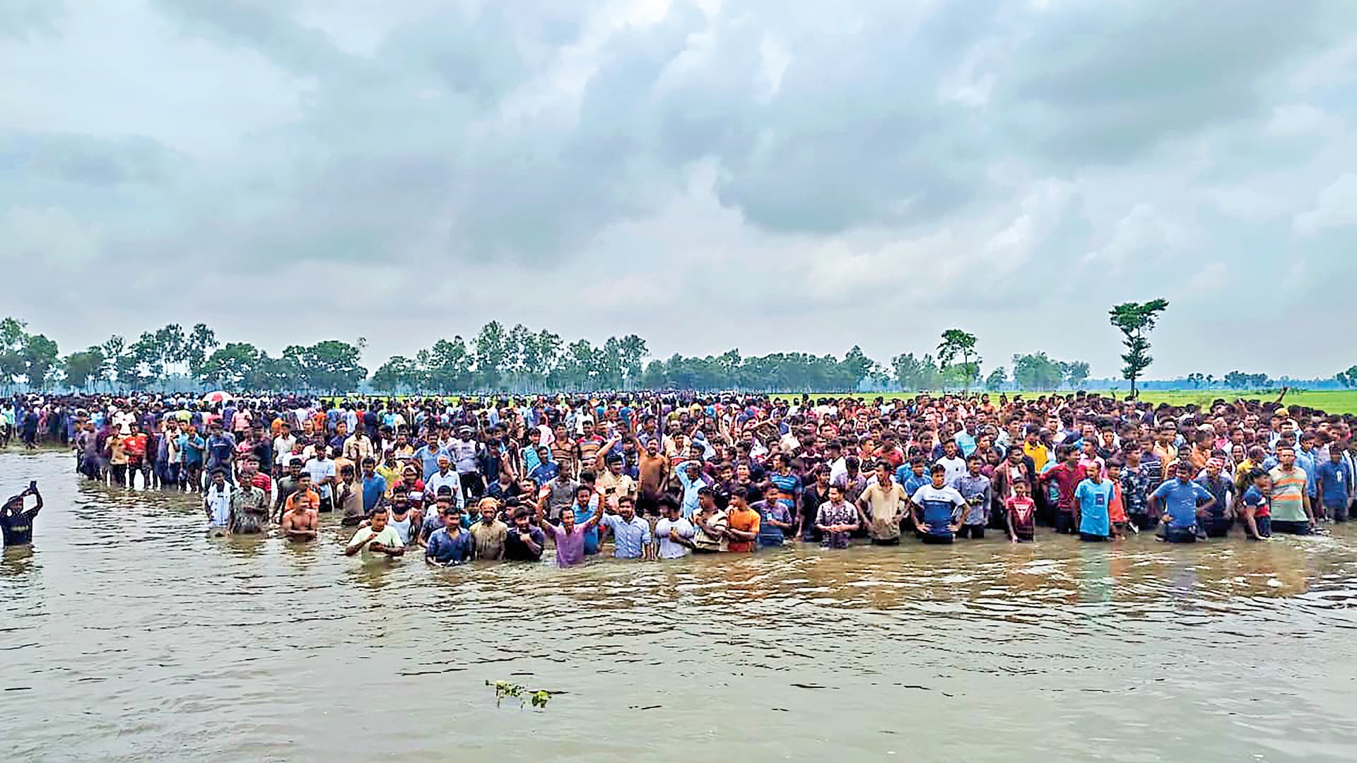 बड़ी संख्या में सीमा पर जुटे बांग्लादेशी भारत आना चाहते हैं, बीएसएफ ने रोका